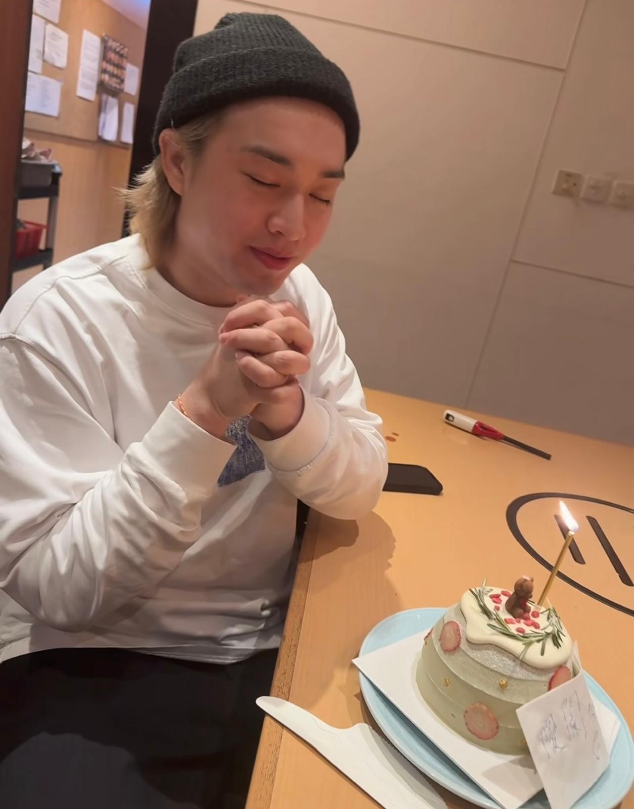 Jer合上眼,誠心許願。(IG@Jeremylaou)