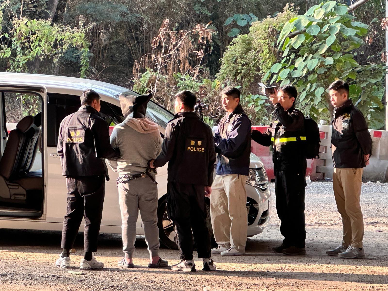 屯門亦園路謀殺案今年8月發生,警方昨日再拘捕兩人,今日帶同疑犯到現場