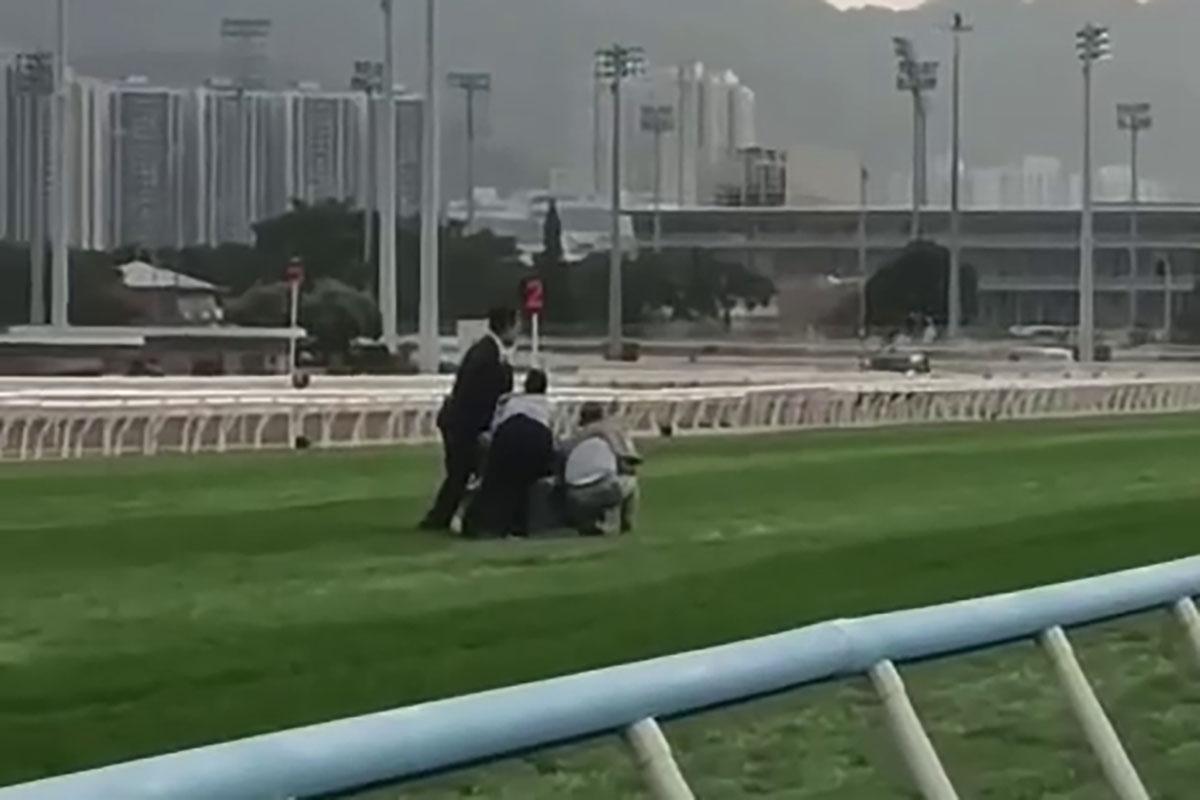 有人在賽馬期間闖入賽道,隨即被工作人員制服,賽事未受影響。(網上影片截圖)