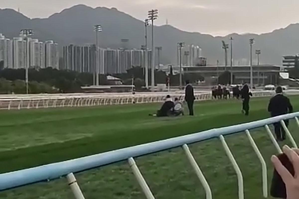 有人在賽馬期間闖入賽道,隨即被工作人員制服,賽事未受影響。(網上影片截圖)