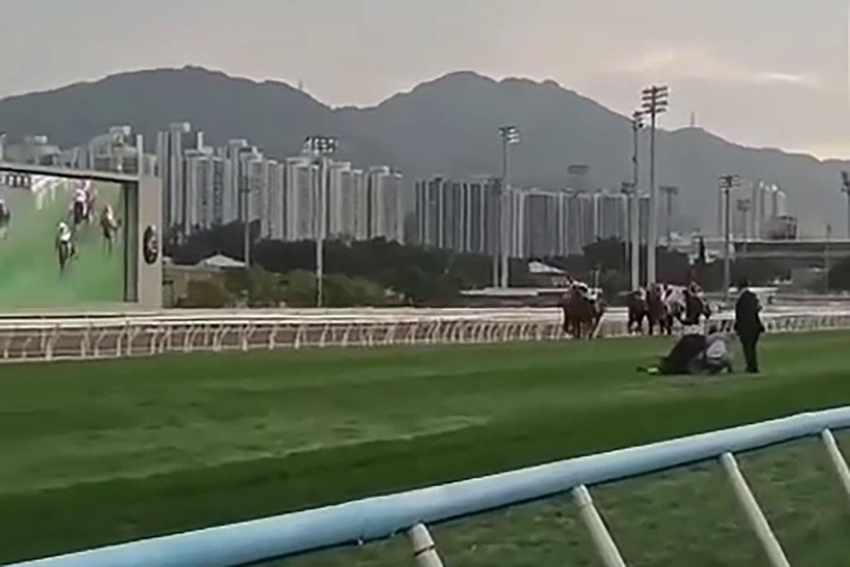 有人在賽馬期間闖入賽道,隨即被工作人員制服,賽事未受影響。(網上影片截圖)