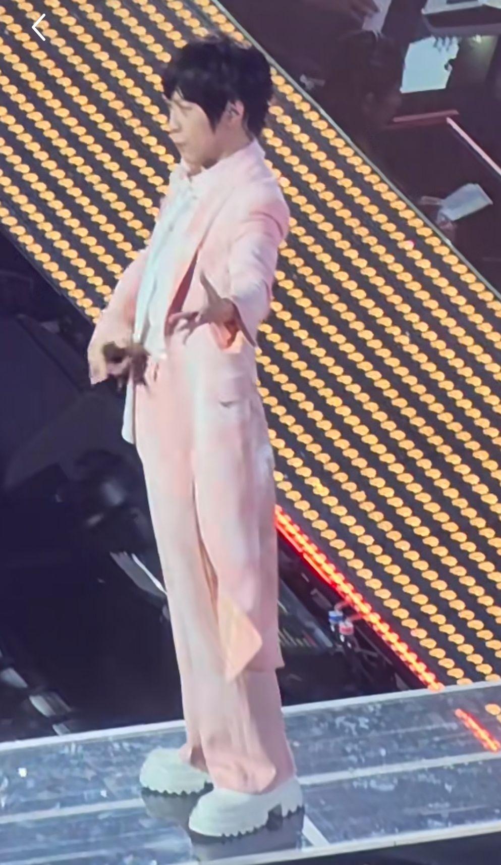 發生意外後,阿信在重新整理妝髮後負傷繼續表演。