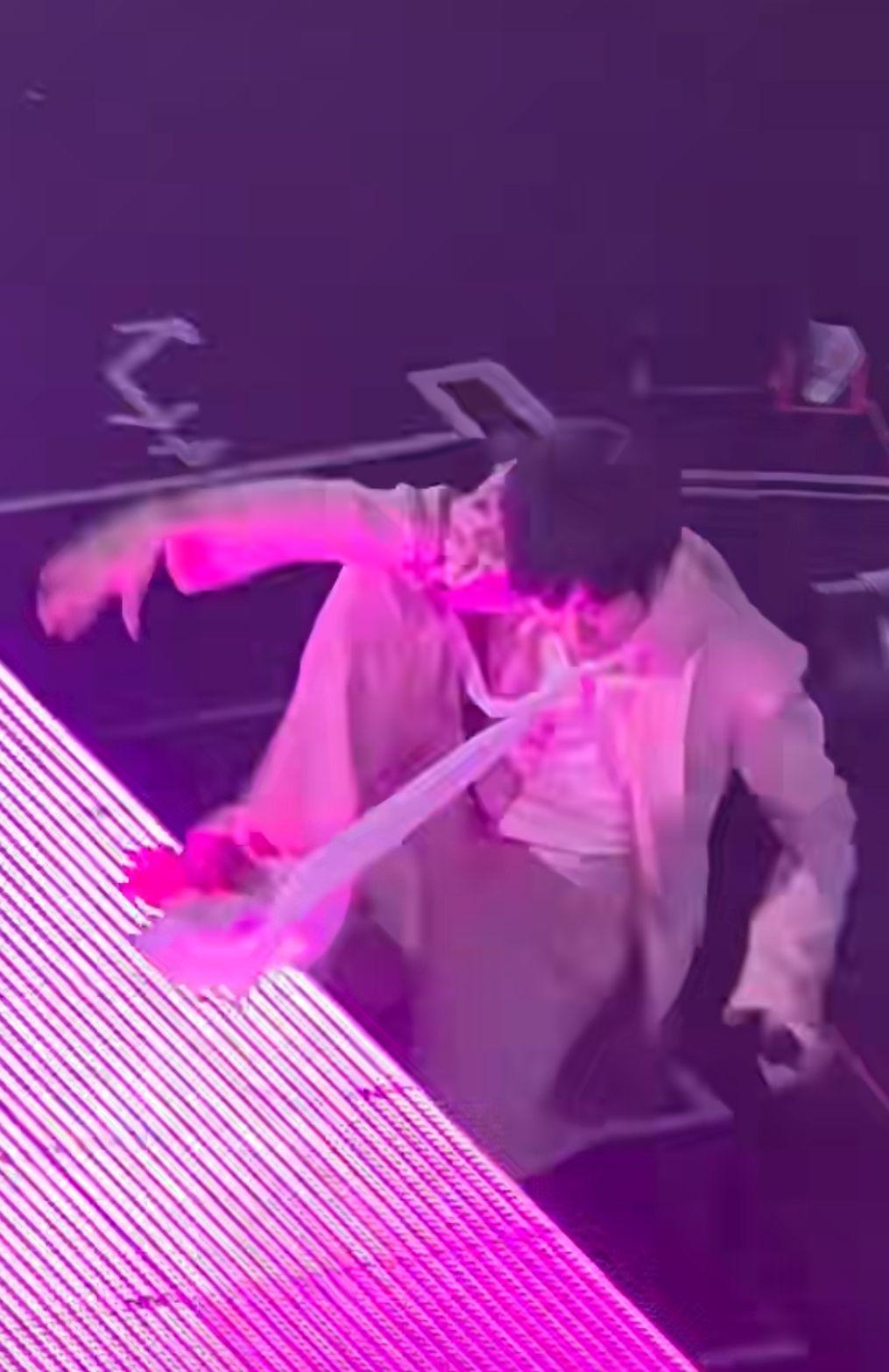 阿信跌落2米高舞台一刻,場面驚險。