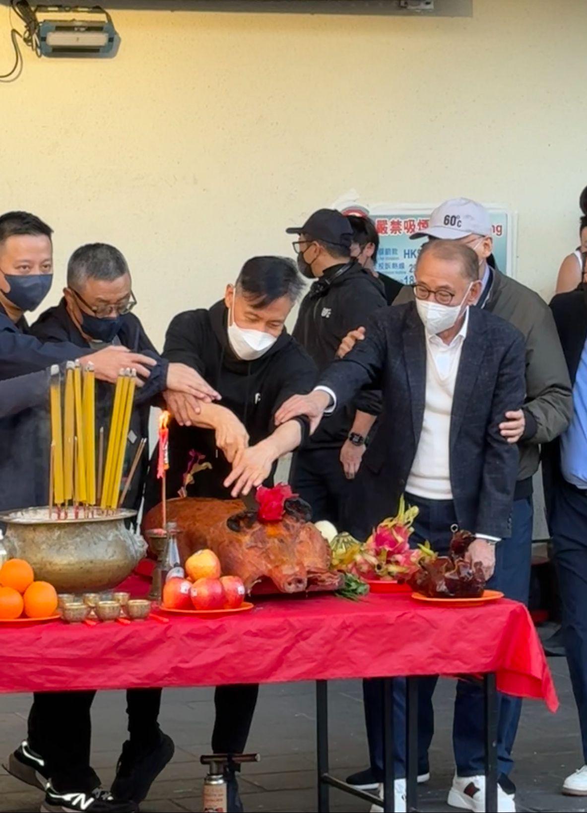 張學友與楊受成及個唱團隊進行拜神儀式。 (娛樂組攝)