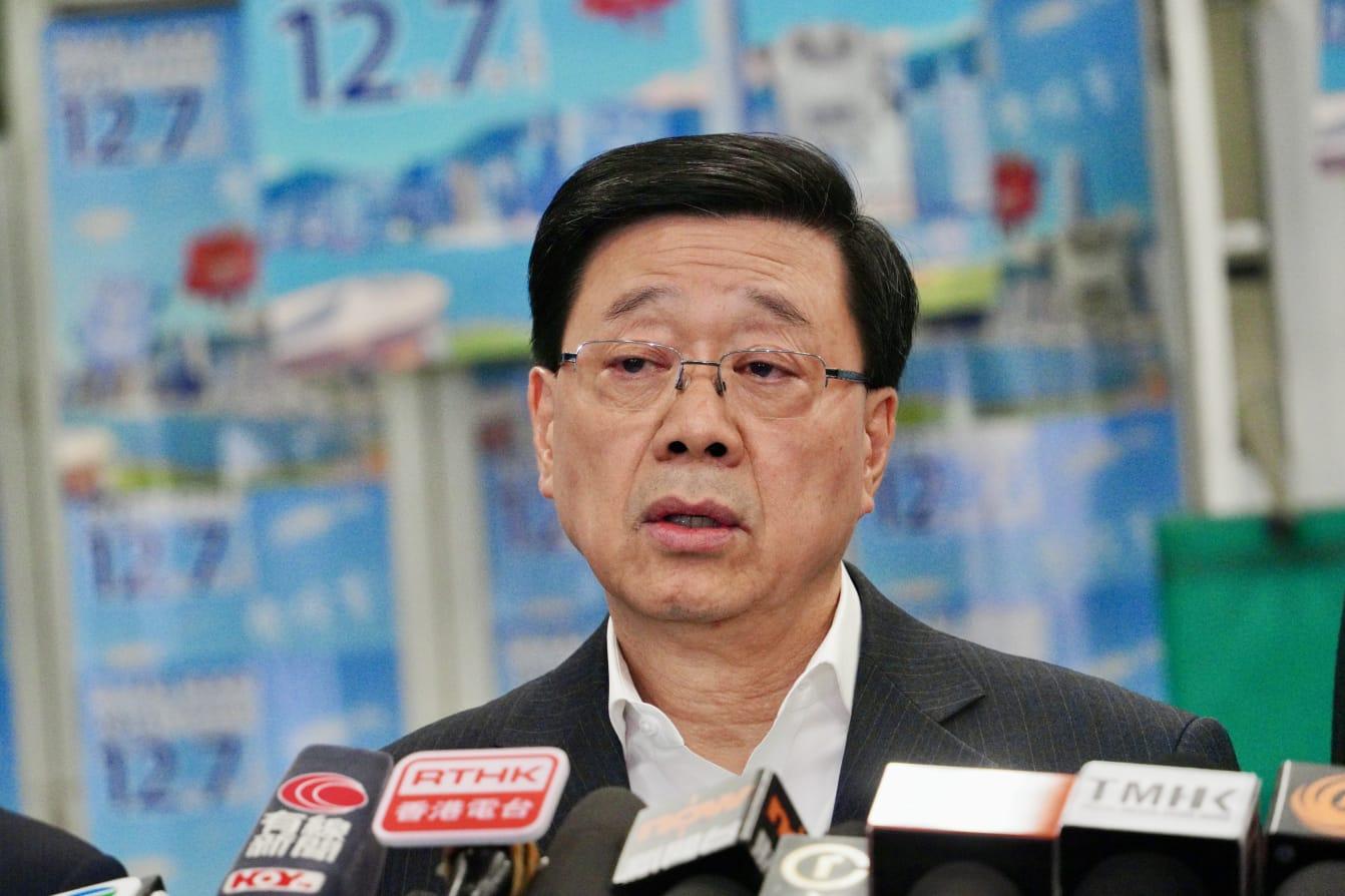 大埔宏福苑五級火,行政長官李家超聯同多名官員今日到梁顯利油麻地社區中心,視察由非政府機構提供的24小時18111情緒通熱線運作,與前線輔導人員傾談。