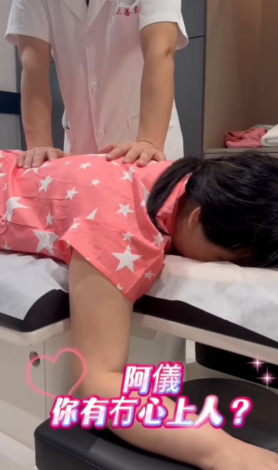 薛影儀一邊做正骨一邊談心事。