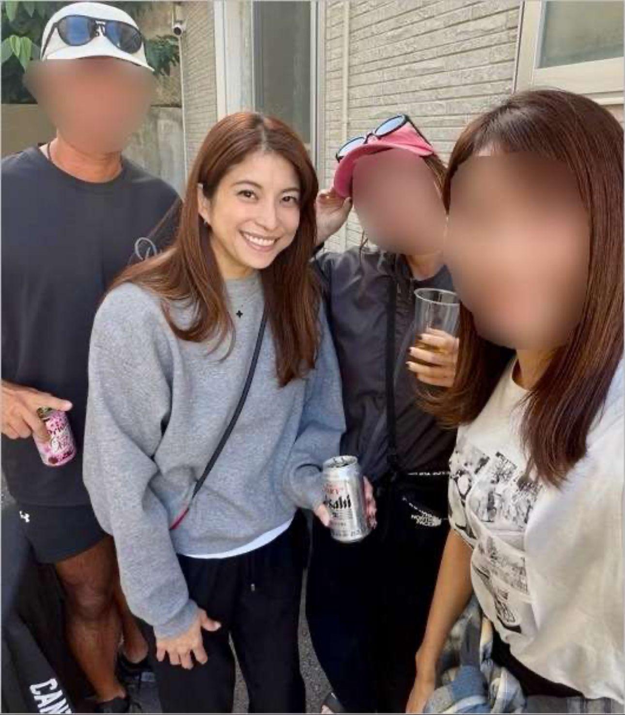 上原多香子染了啡色頭髮,與好友開心隊啤。