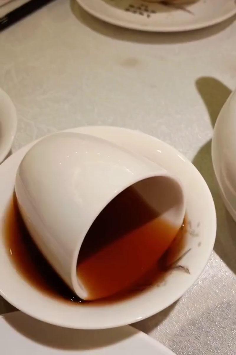 有訪港的日本遊客入鄉隨俗體驗洗餐具,獲港人欣賞並解釋背後意義。(Threads影片截圖)