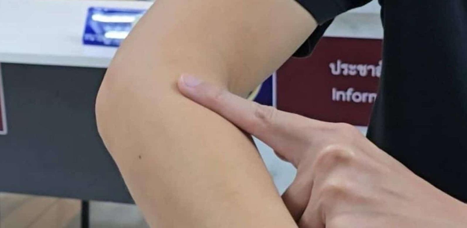 班克模擬當日被怪男在手臂抹血的經過。(互聯網)