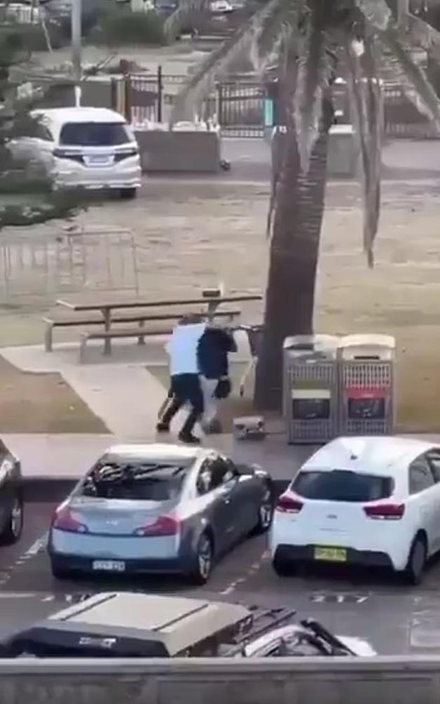 有民眾拍到一名穿白衣的男子阻止穿黑衣的槍手開槍。(互聯網)