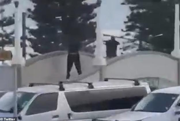 民眾拍到兩名穿黑衣的男子開槍。(互聯網)