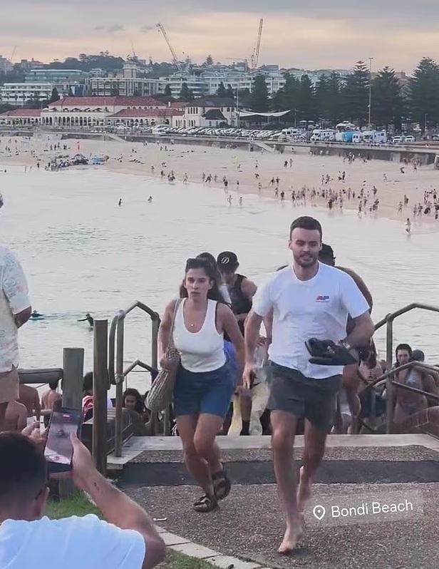 民眾聽到槍聲後驚慌走避。(互聯網)