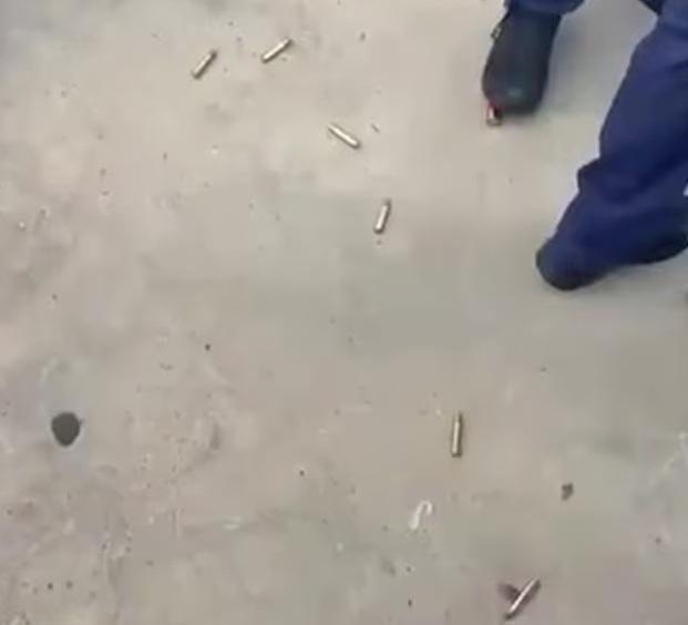 地上遺下彈売。(互聯網)