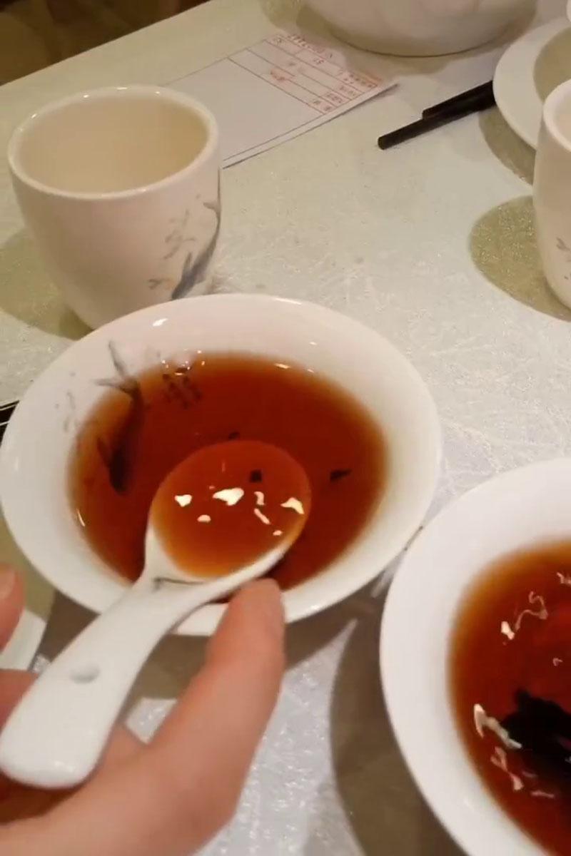 有訪港的日本遊客入鄉隨俗體驗洗餐具,獲港人欣賞並解釋背後意義。(Threads影片截圖)