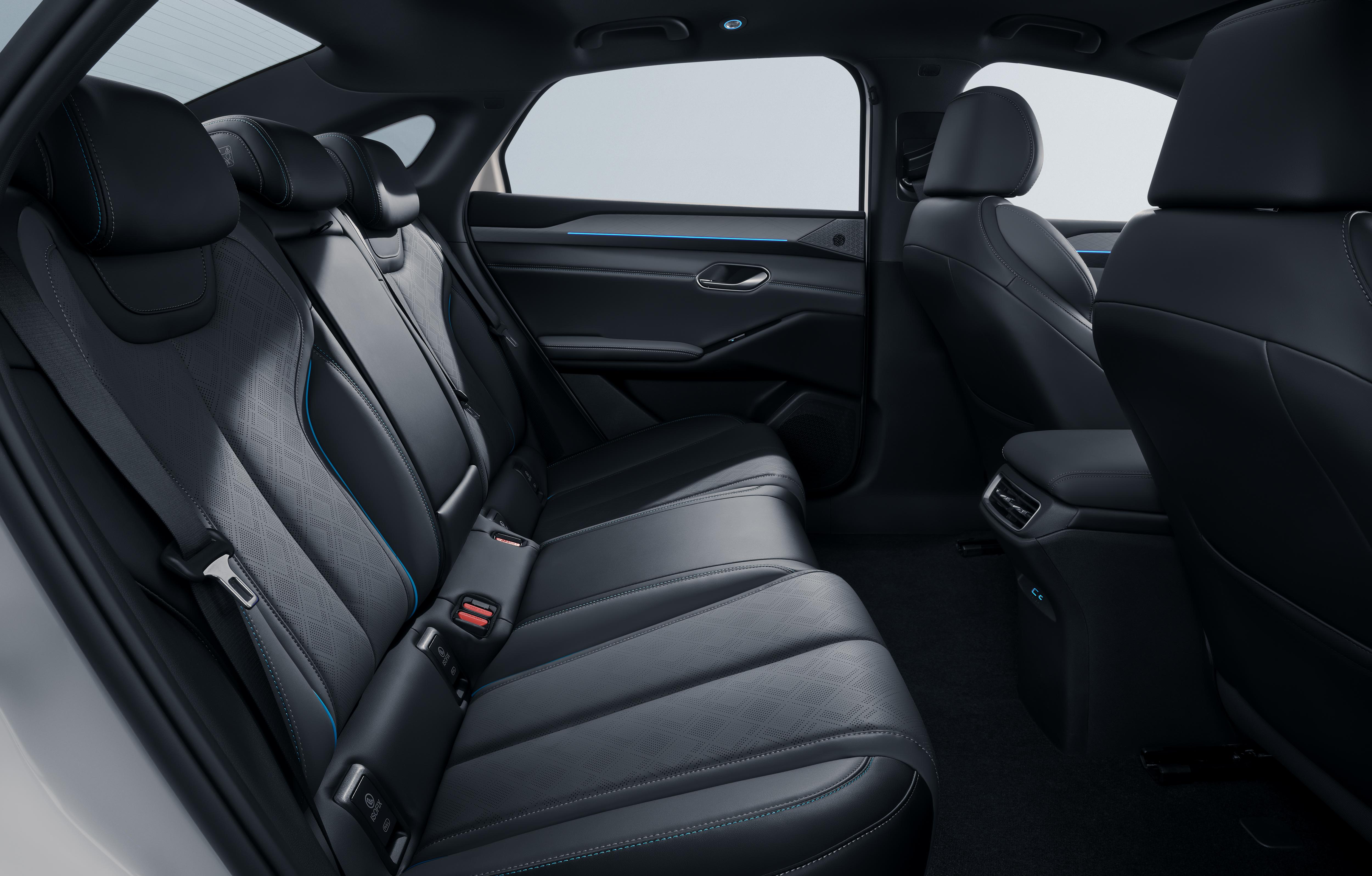 BYD SEAL 6電動車後座空間寬敞。