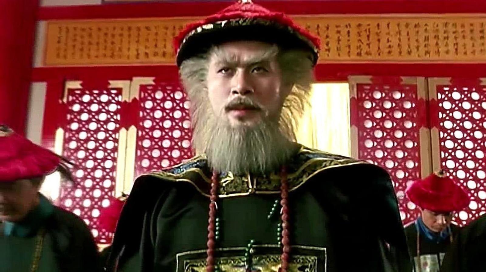 廣東赤坎古鎮僑鄉國際旅遊度假區,一名男工作人員扮成周星馳經典搞笑電影《鹿鼎記》,由香港演員徐錦江飾演的「鰲拜」造型,拉著聖誕鹿車在半空登場。(影片截圖)