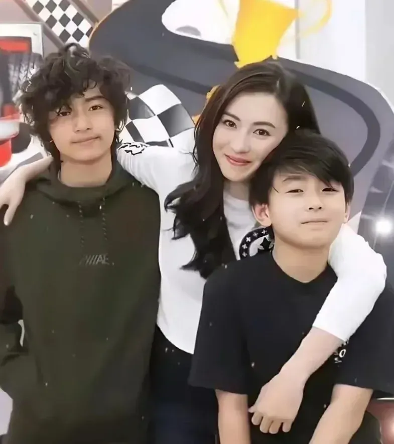 張栢芝一向以家庭為重,非常愛錫孩子。