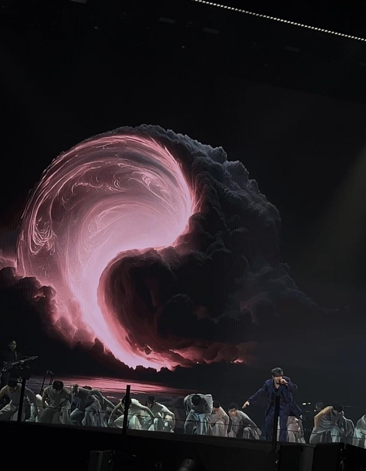 姜濤《KEUNG TO “LAVA” LIVE 2025》,唱《濤》時大屏幕呈現太極模樣。(吳康琦攝)