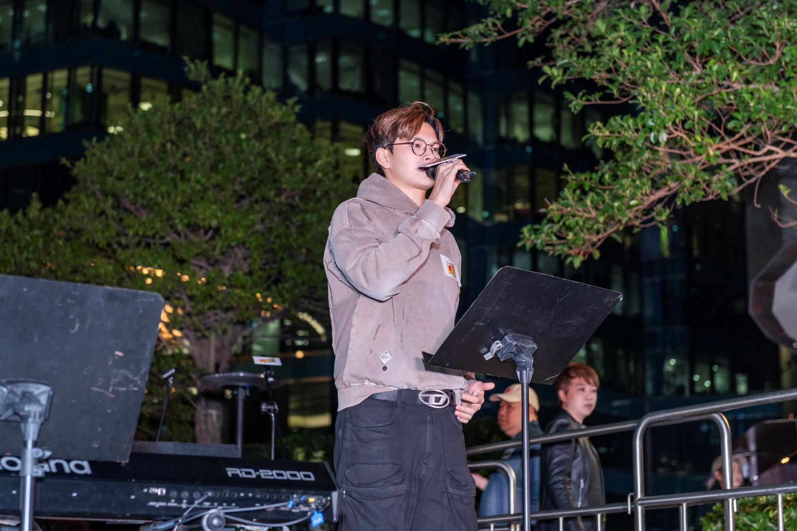 Andy打頭陣出場,特別預祝歌迷聖誕快樂。