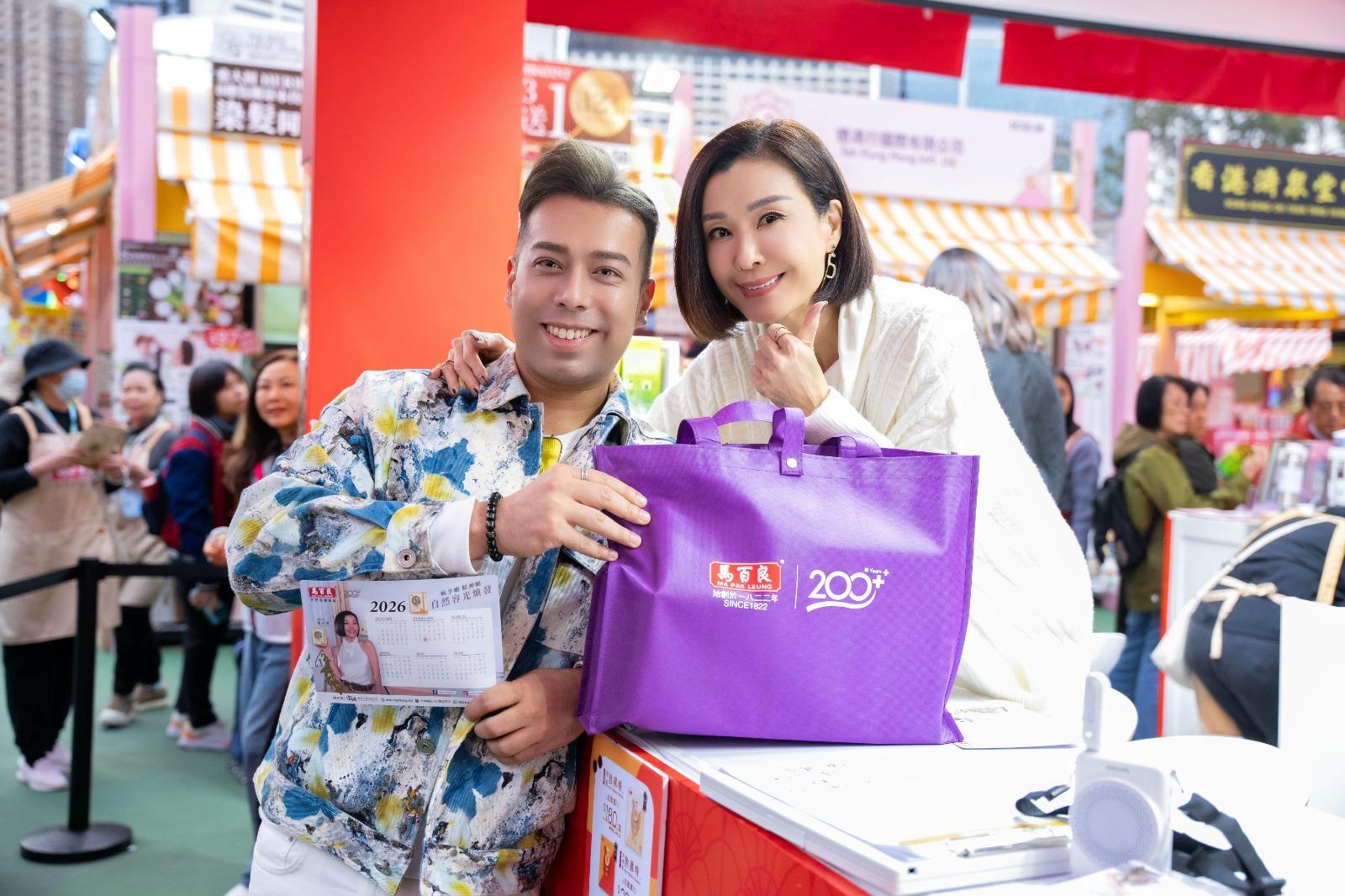 伍詠薇現身工展會,擔任一日店長,不停與市民合照。