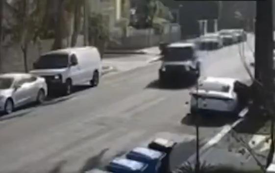 勇媽接到祖母求救電話後,立即開四驅車返家。(互聯網)