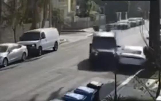 勇媽發現白色賊車停在家門前,即扭軚撞向賊車。(互聯網)