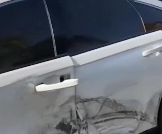 賊車車門被撞毀。(互聯網)