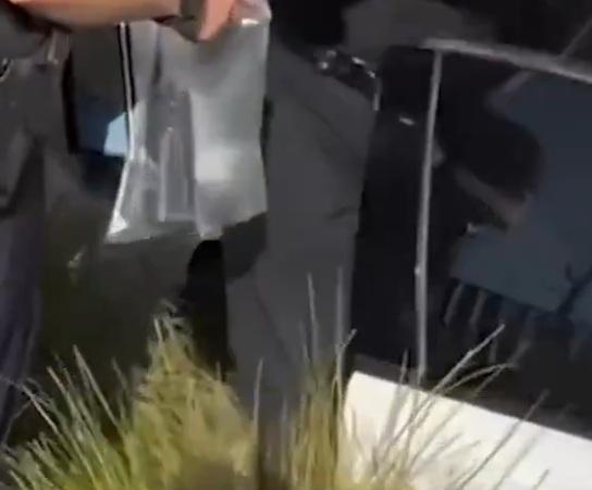 警員在車上發現對講機等犯案用具。(互聯網)