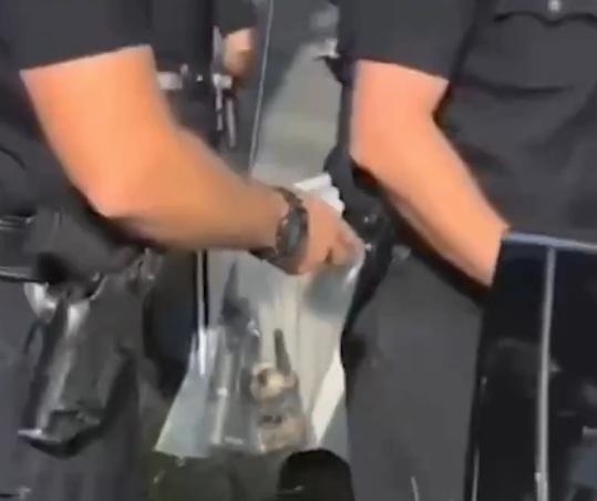 警員在車上發現對講機等犯案用具。(互聯網)