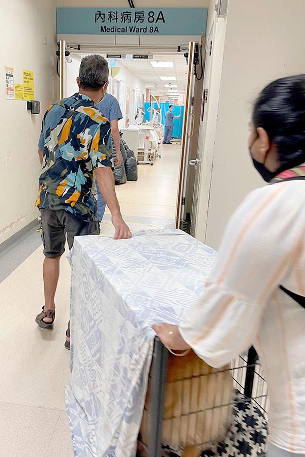 Rio以狗籠運送,全程以布覆蓋狗籠。(醫管局圖片)