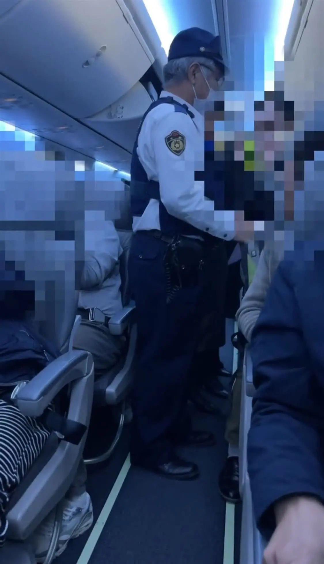 同機乘客拍攝的畫面顯示,鬧事男子被警方帶走。