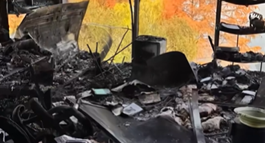 男童因玩打火機導致別墅發生火警。(《閃電新聞》)