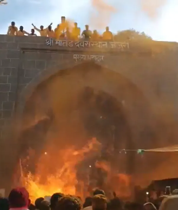 從網傳畫面可見,印度浦那現場有人在事發前不久撒下大量彩色粉末。(X)