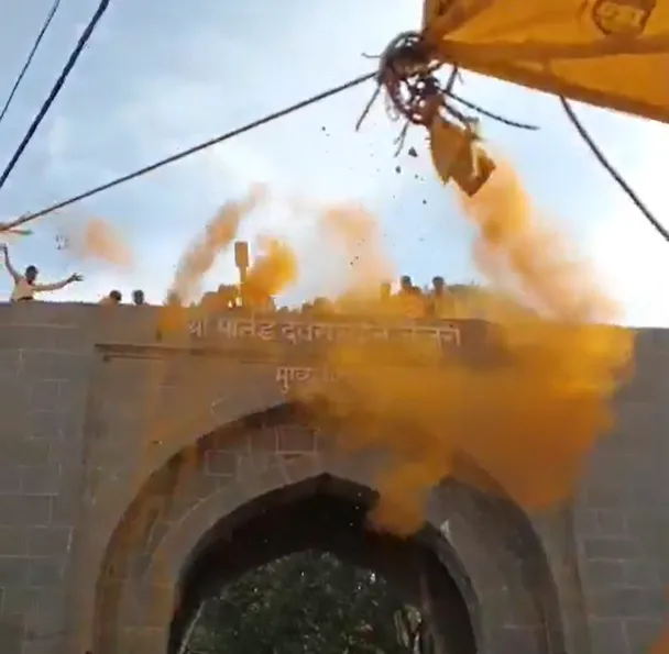 印度大城市浦那民眾最近在慶祝地方選舉活動時,疑因彩色粉塵噴霧引發火災。(X)