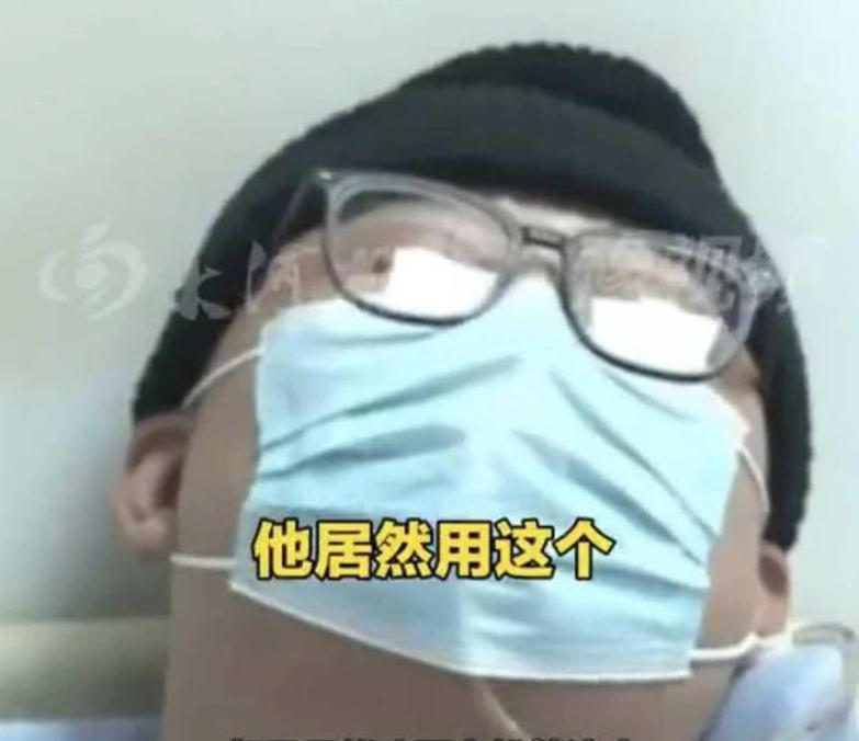 簡姓男子在11月喝了服務員從水壺倒出的水,立刻察覺「水有很重的酸味」,引致食道嚴重腐蝕受損