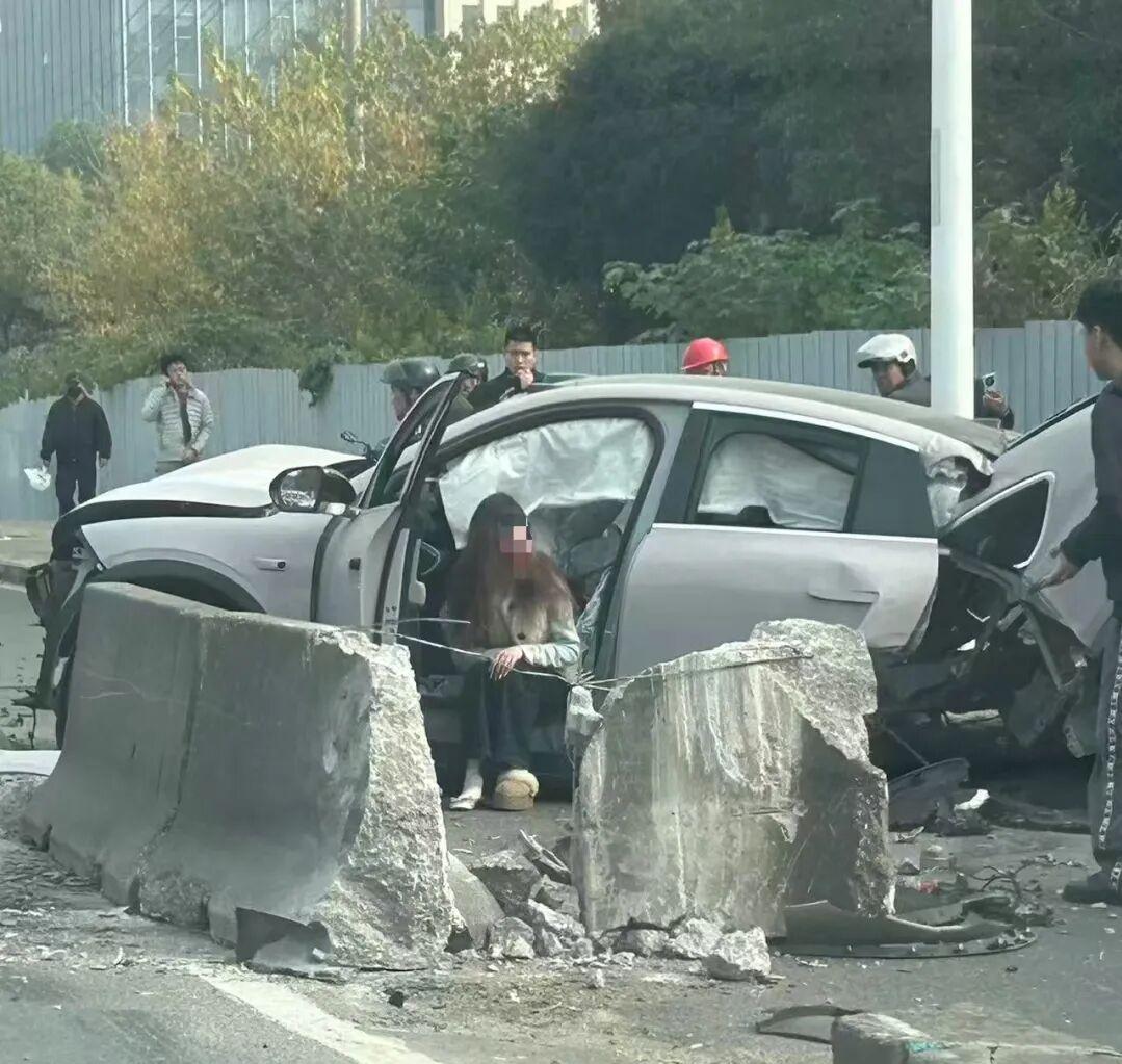 有一名女子蹲坐在司機座位旁。(新浪財經)