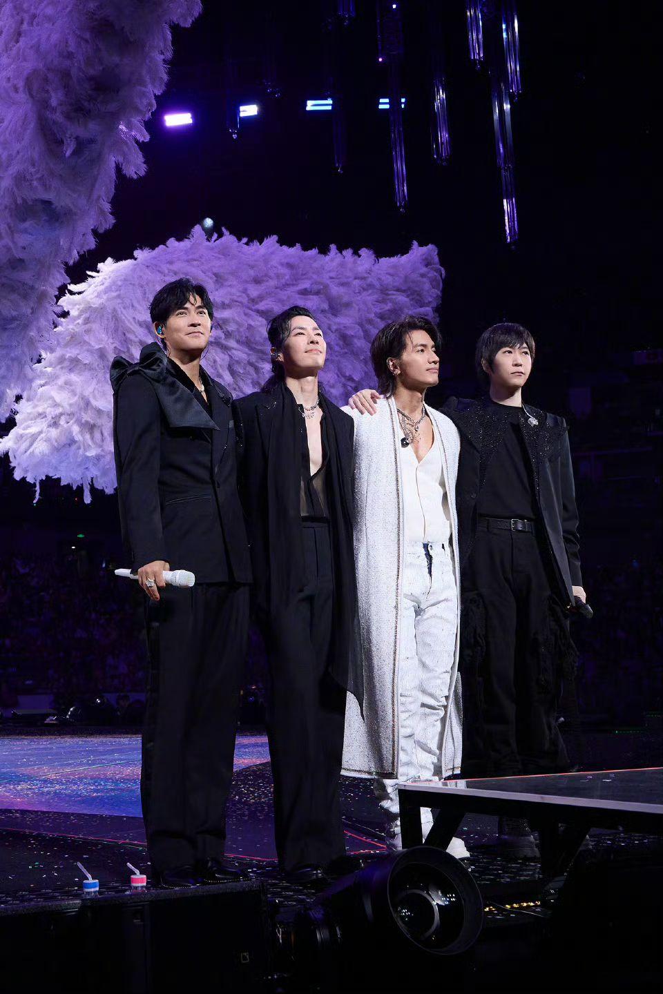 阿信今晚聯同F3的言承旭、吳建豪、周渝民在上海梅賽德斯奔馳文化中心開show