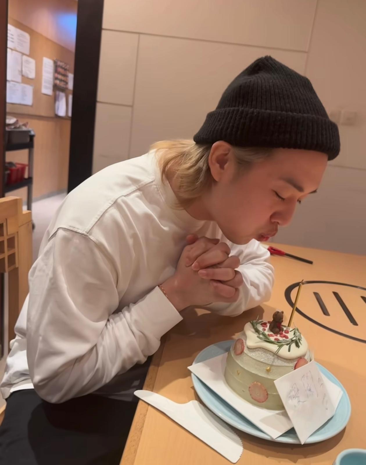 Jer吹蠟燭許願。(IG@EdanLui)