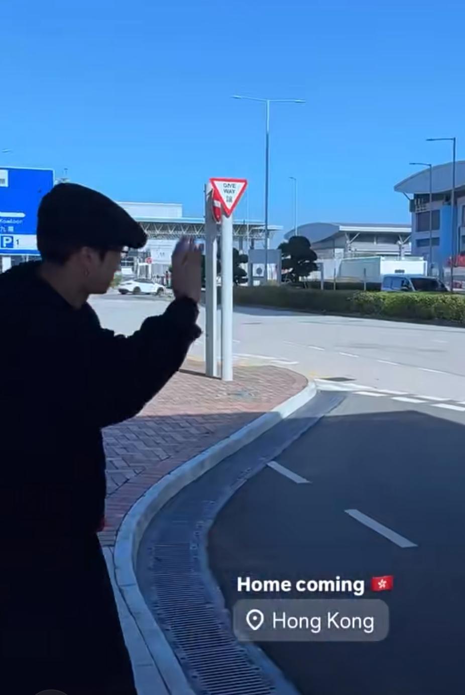 Jackson Wang久違返港,昨天一到埗即獲近百粉絲熱情接機。