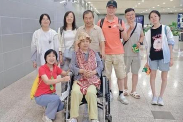 姜經緯(後右三)與姜姓一家人,因「人有相似」假扮其兒子12年 。(封面新聞)