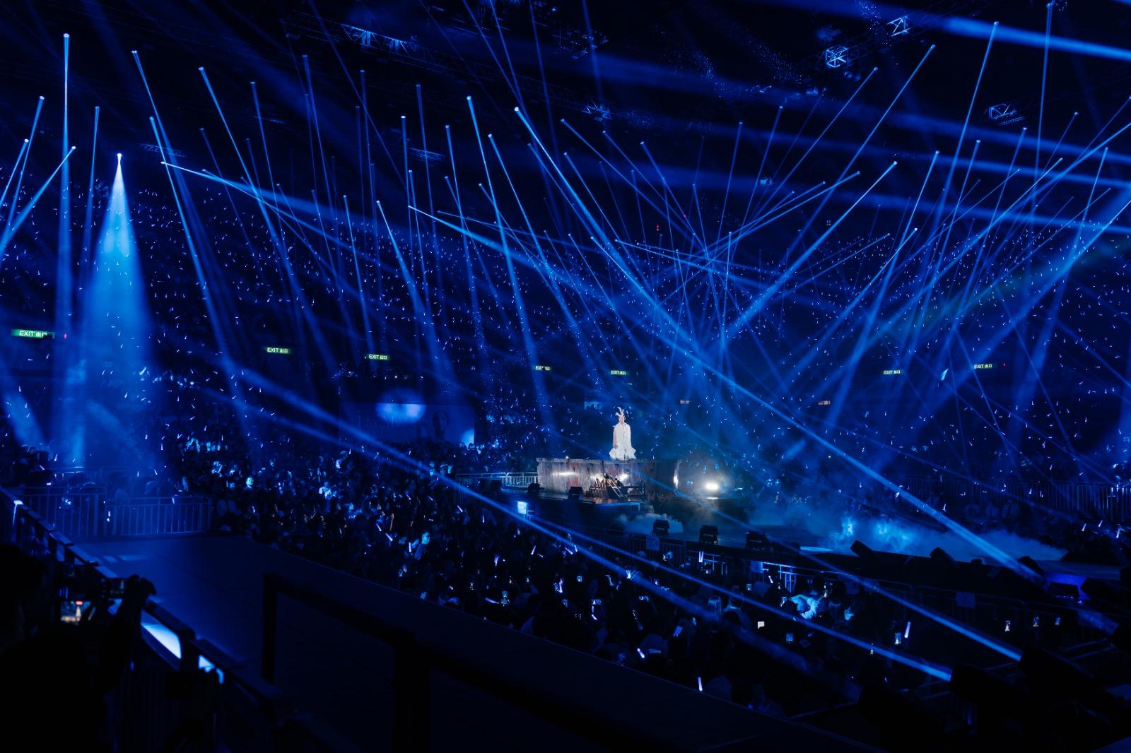 原定載著楊千嬅緩緩駛向主舞台的渡船,因信號接收問題意外停止