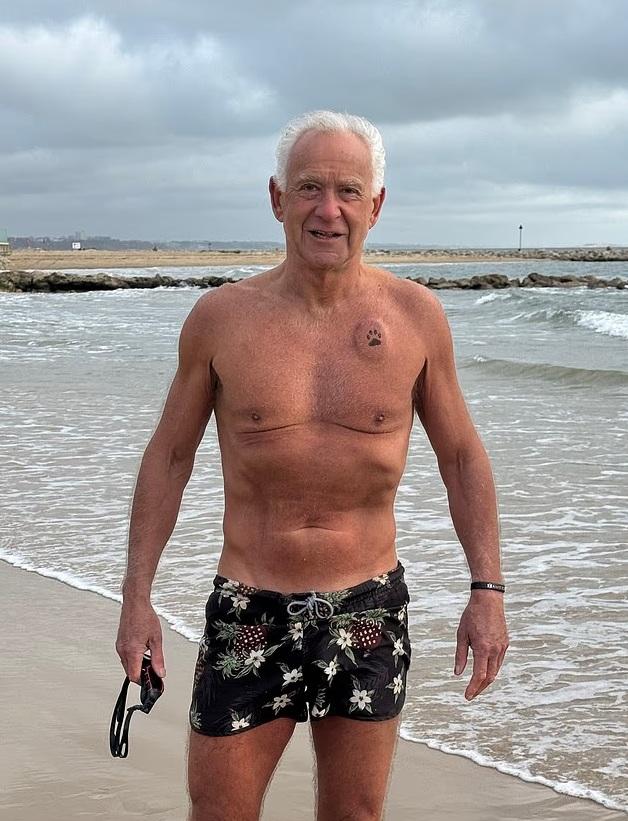 霍瓦特在胸前紋上Beau的腳印,記念狗狗救命之恩。(互聯網)