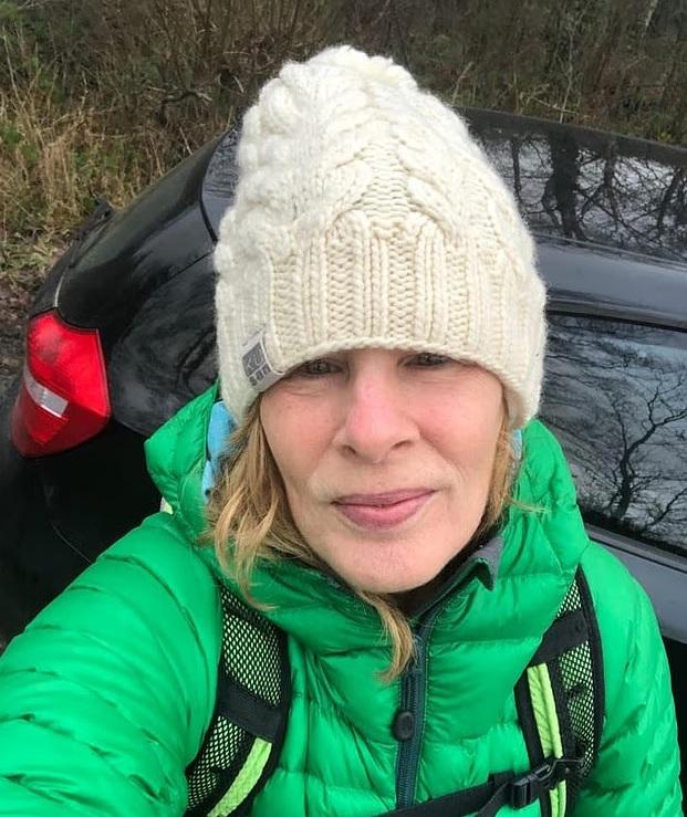 達什伍德(Claire Dashwood)與丈夫當日被狗狗吸引,上前查看霍瓦特的情況。(互聯網)