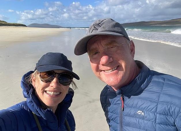 一男一女休假的醫生加入救人。(互聯網)