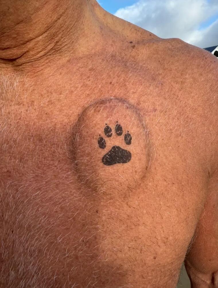 霍瓦特在胸前紋上Beau的腳印,記念狗狗救命之恩。(互聯網)