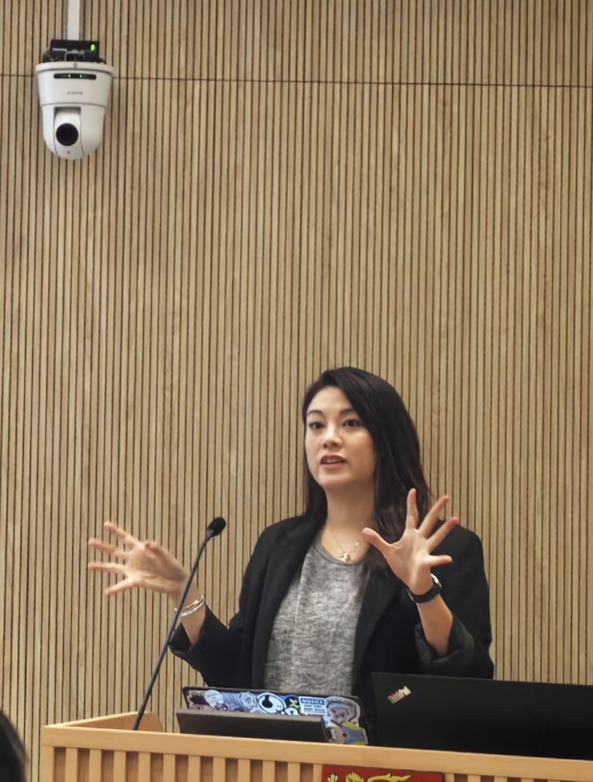 廖碧兒的皮膚依然相當白滑緊緻!