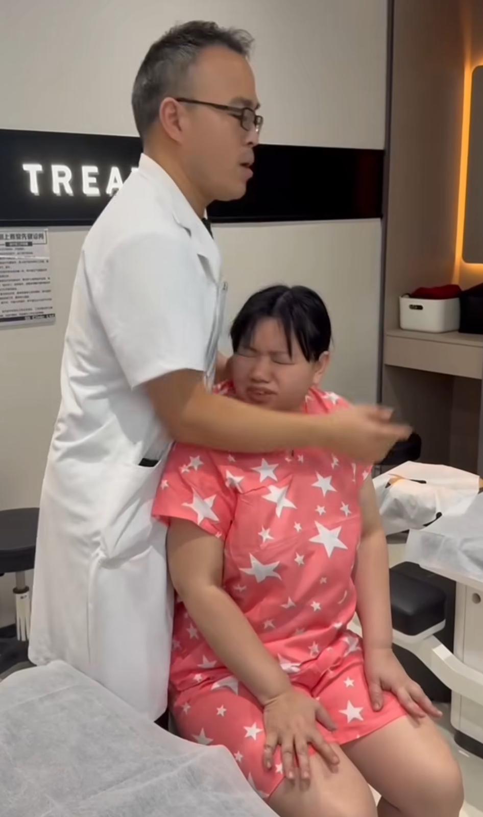 阿儀上深圳的醫療中心做正骨。