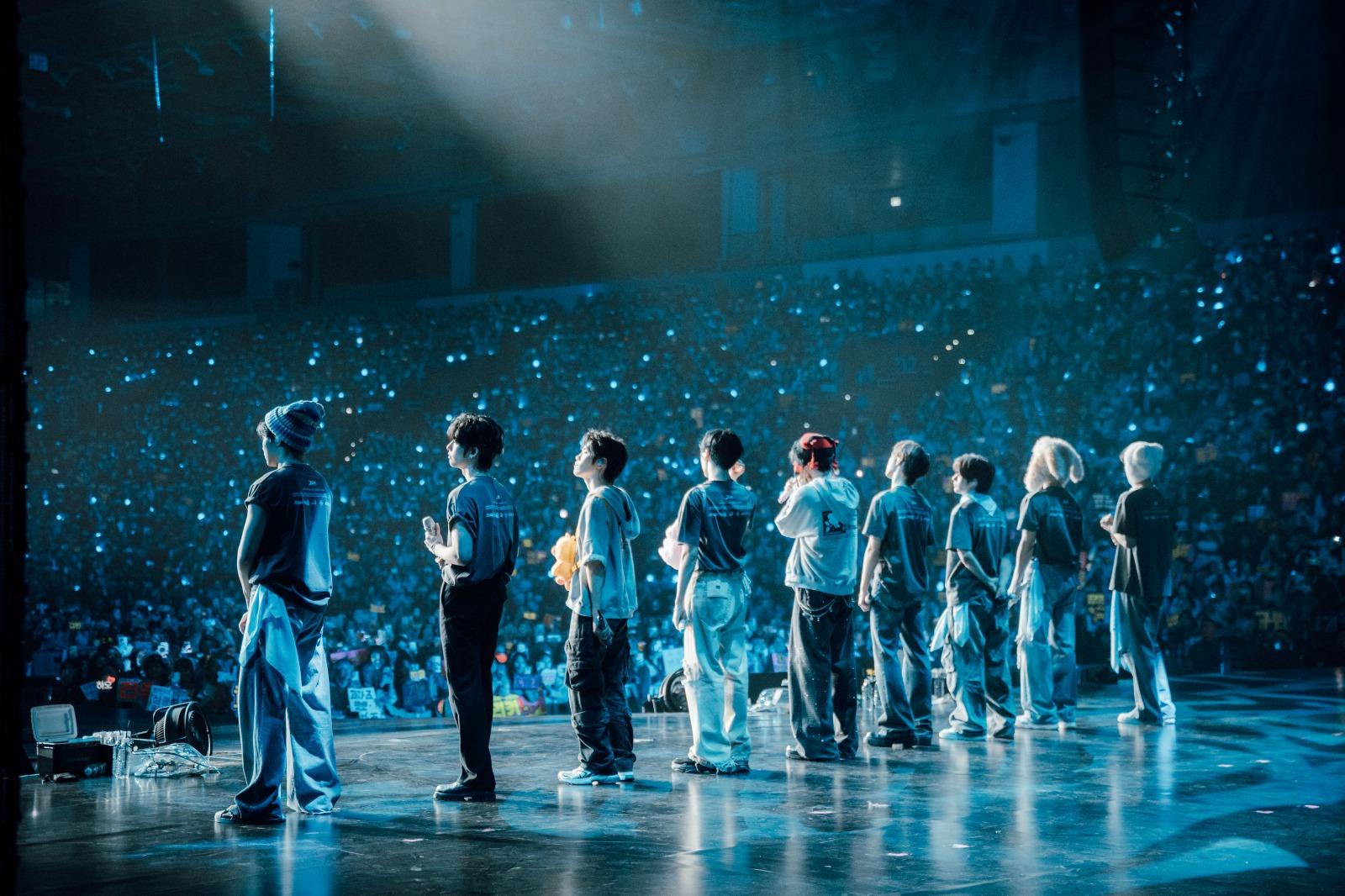 ZEROBASEONE 9位成員均有現身,舉著寫有「我永遠愛Zeroz」的牌子。