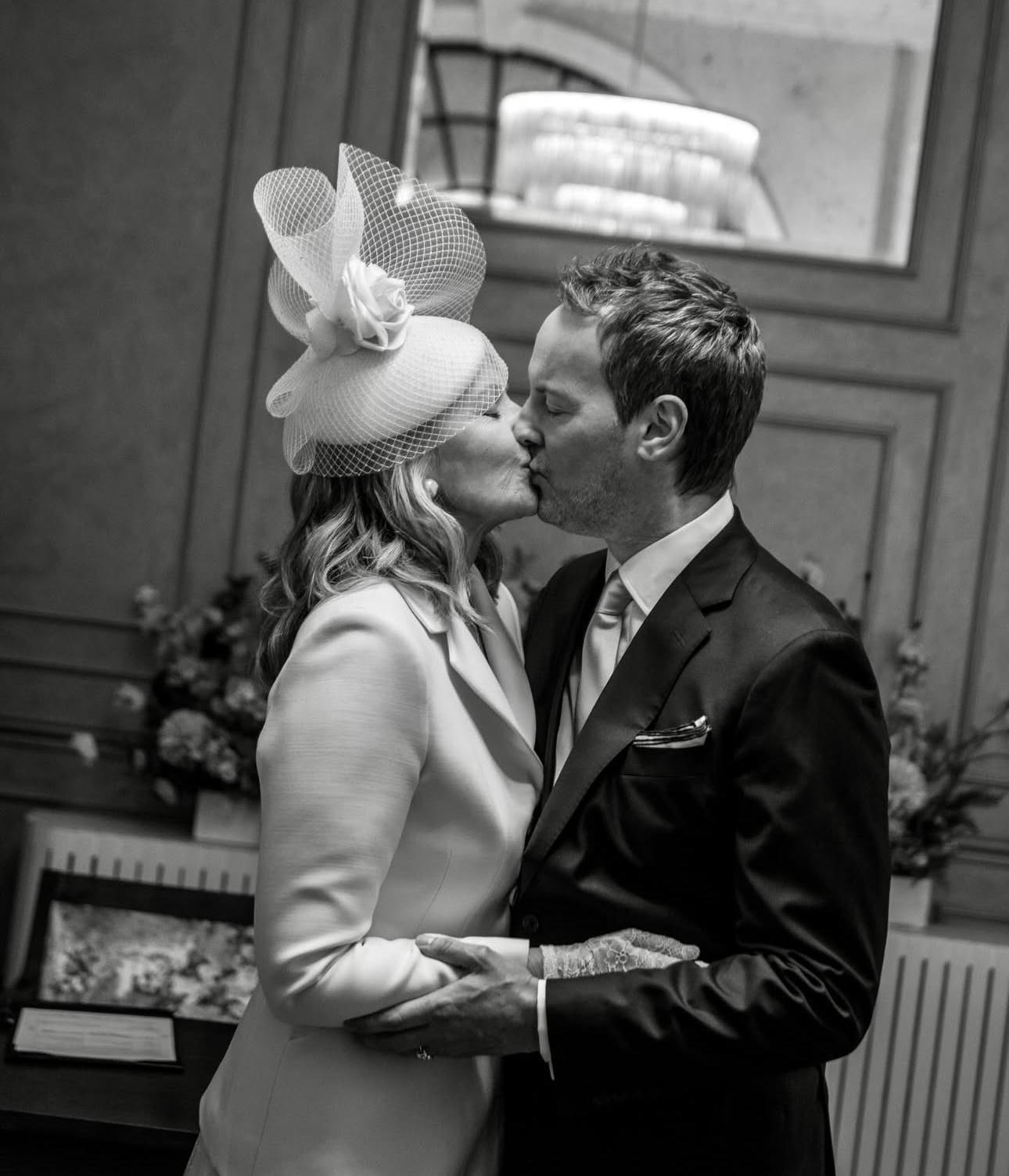 69歲的甘卡拉圖與細她15歲的音響工程師男友Russell Thomas結婚。