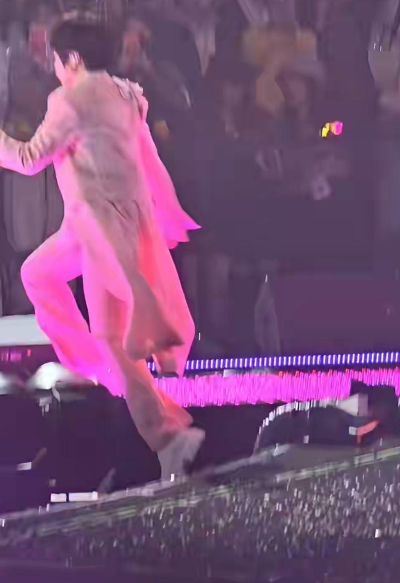 阿信跌落2米高舞台一刻,場面驚險。